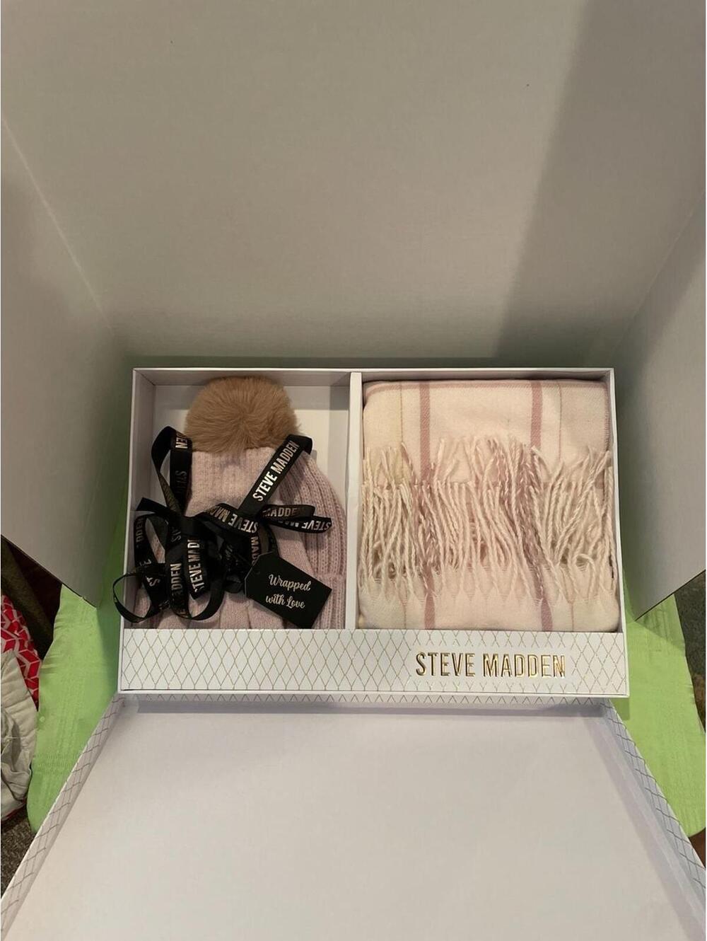 Steve Madden Hat Scarf and Glove Gift Set. Pink and Cream. Womens. BRAND NEW.  B
